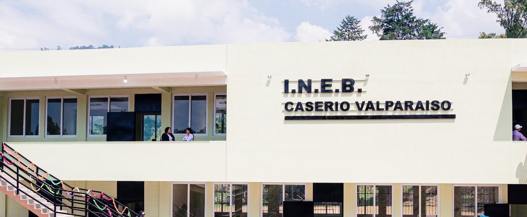 Entregan nuevo edificio educativo en Santa Cruz Verapaz