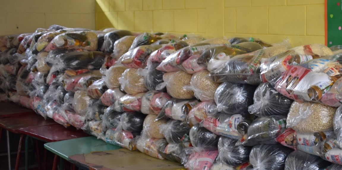 Estudiantes de básicos reciben alimentos escolares por primera vez