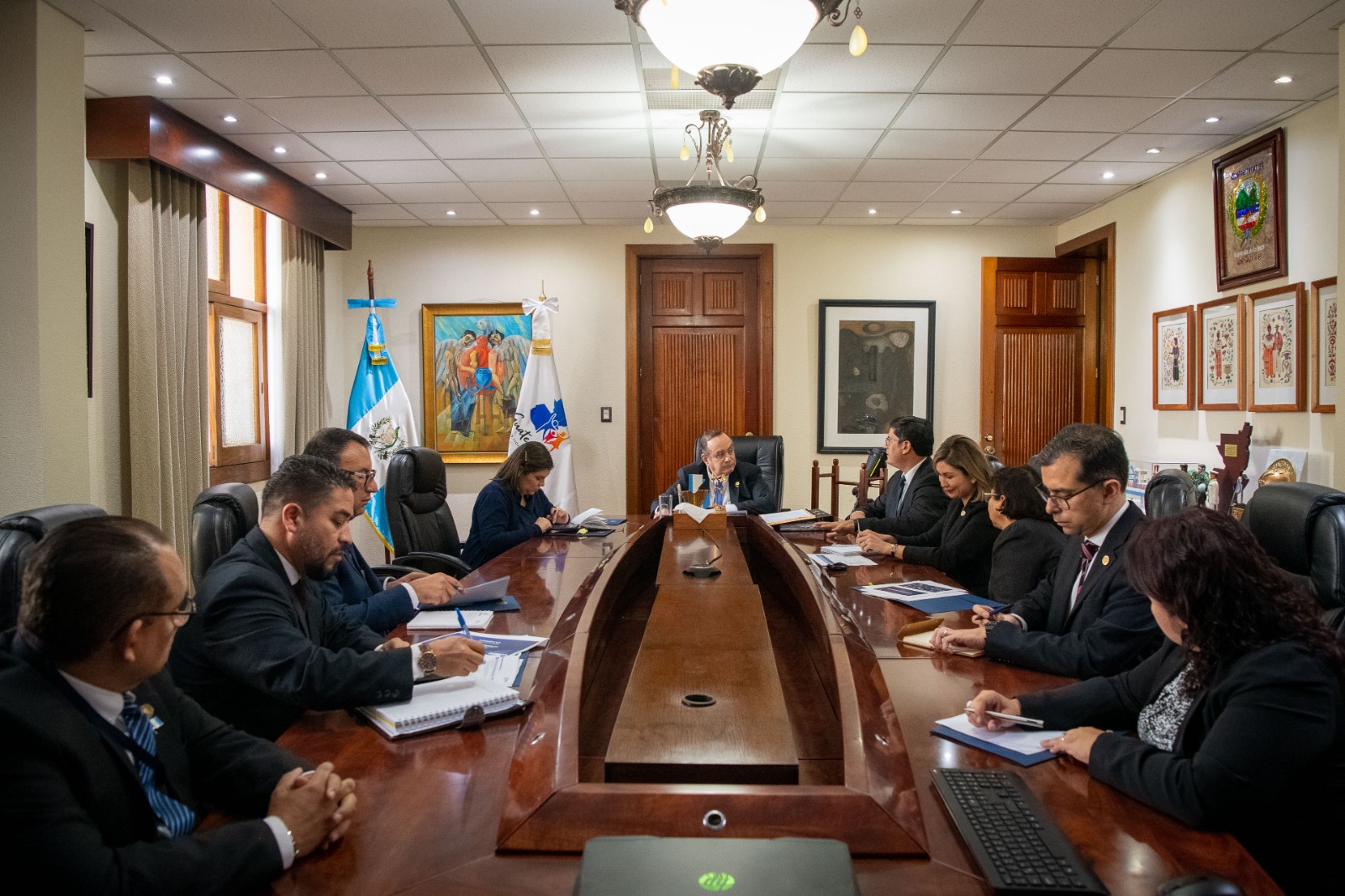 Ejecutivo da seguimiento a proyectos a cargo del Ministerio de Economía