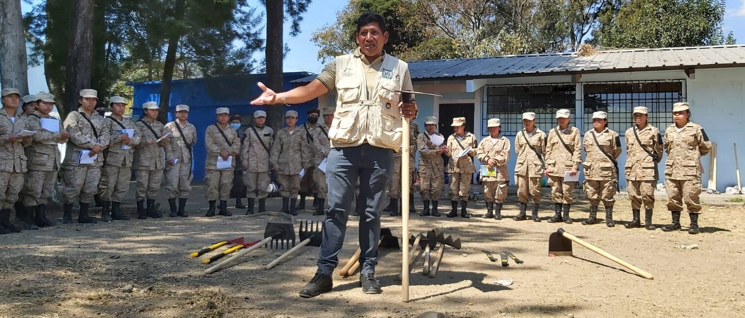 Reservistas militares se capacitan para el combate de incendios forestales