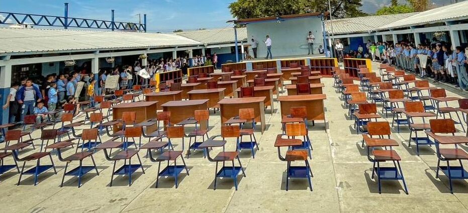 Entregan mobiliario a escuelas jalapanecas