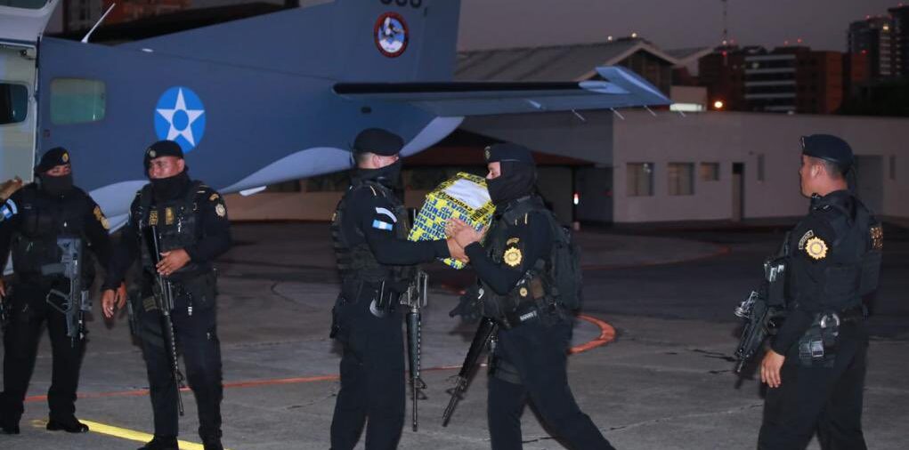 Antinarcóticos coordinaron acciones para el arribo de droga incautada en Petén. /Foto: PNC