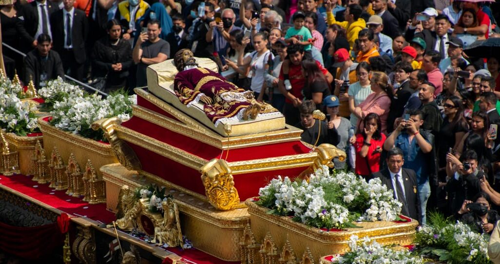 C.I Jesús Sepultado, Cristo del Amor a su paso por la Plaza Central. /Foto: Álvaro Interiano