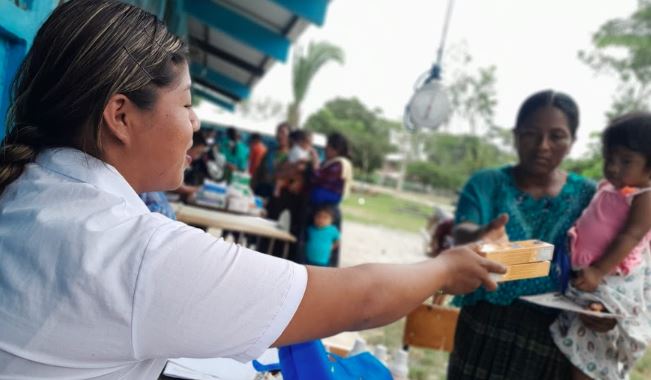 Madres de familia asistieron junto a sus hijos a las jornadas de atención integral. /Foto: MSPAS