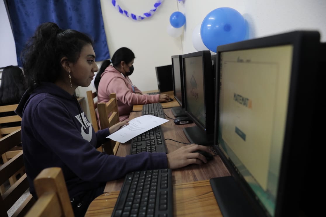 Laboratorio tecnológico favorece a más de 240 estudiantes en Mixco