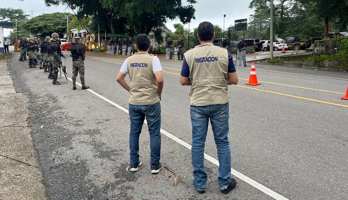 Personal de migración apoyo en los allanamientos en Chiquimula. /Foto: IGM
