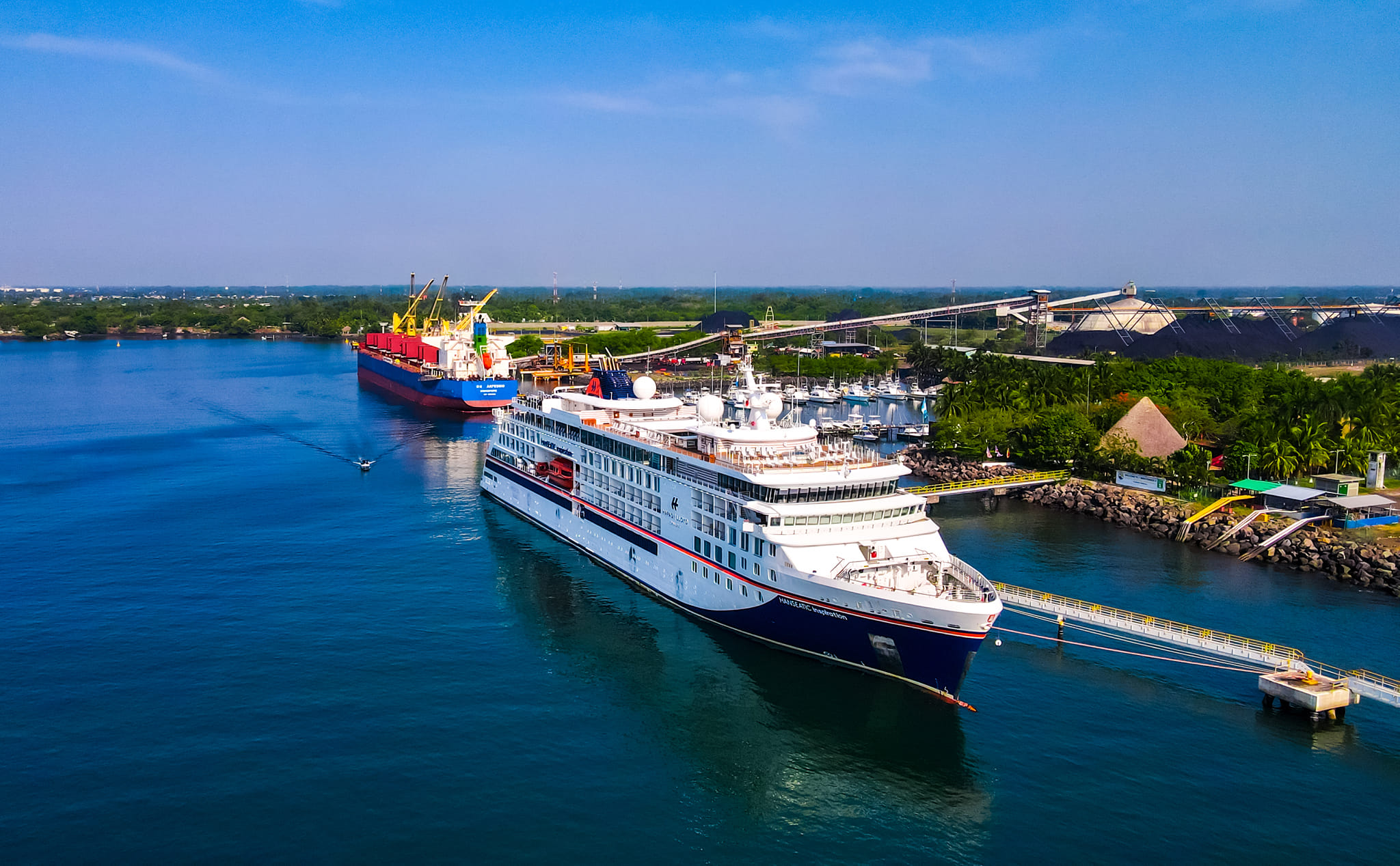 Guatemala recibe por primera vez al crucero Hanseatic Inspiration