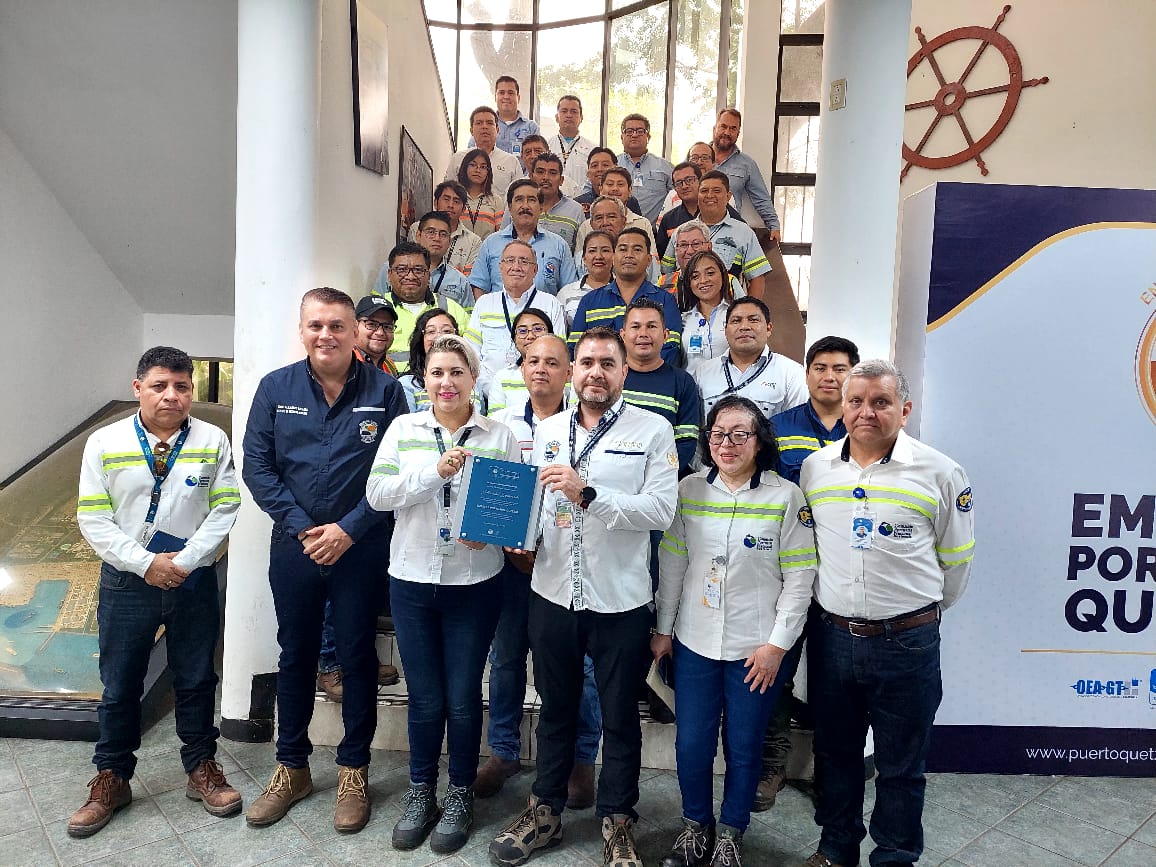 Entrega de una placa en conmemoración del “Día de la Protección Portuaria” al Centro de Formación de la Empresa Portuaria Quetzal (EPQ).