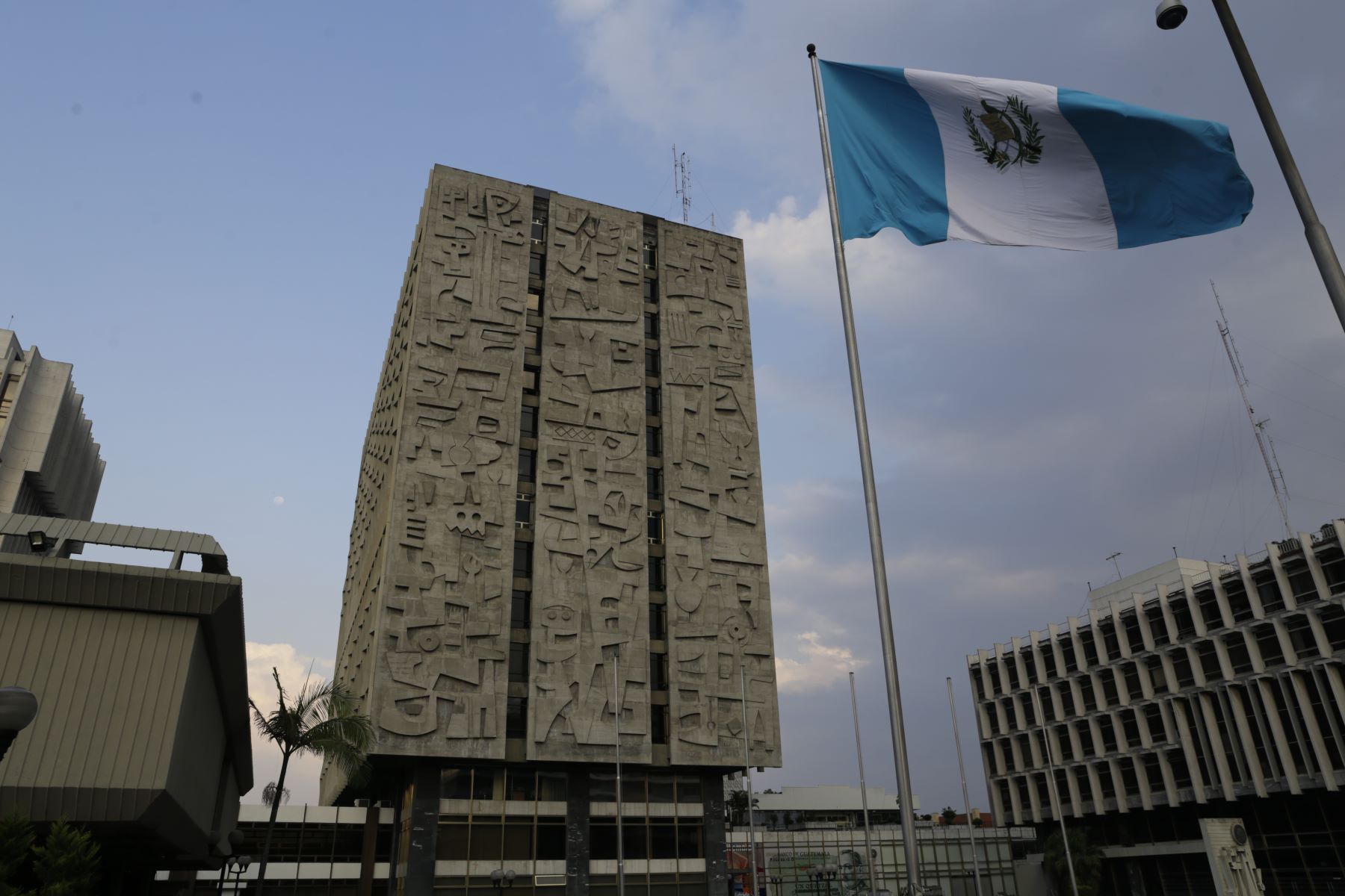 Fijan tasa de interés líder en 5 %