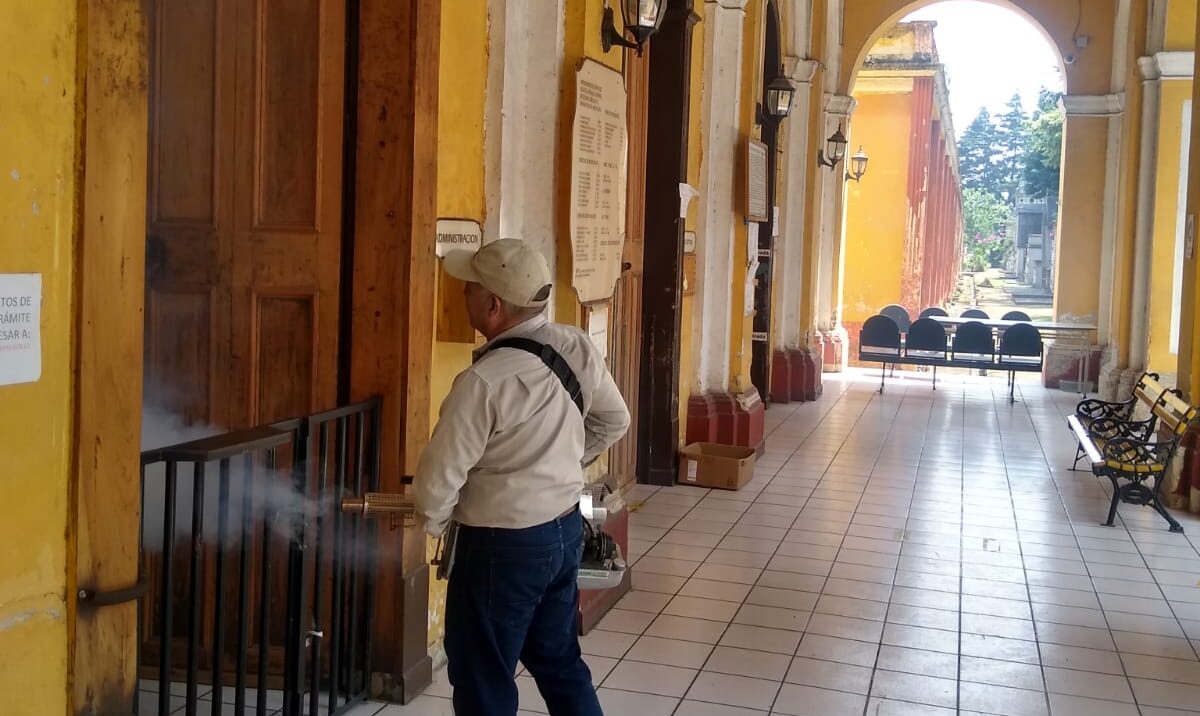 Fumigan cementerios para la eliminación de mosquitos causantes de diversas enfermedades. /Foto: MSPAS