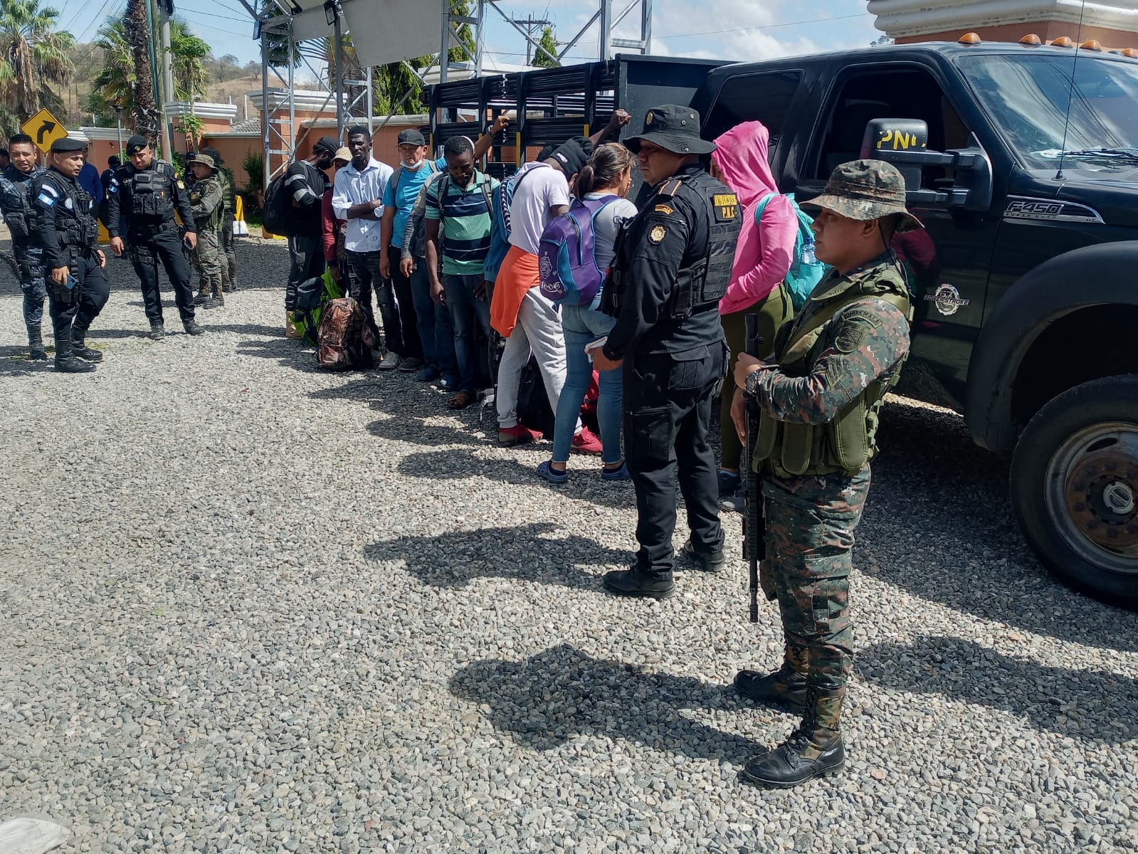 Ejército intercepta a 13 migrantes en Chiquimula