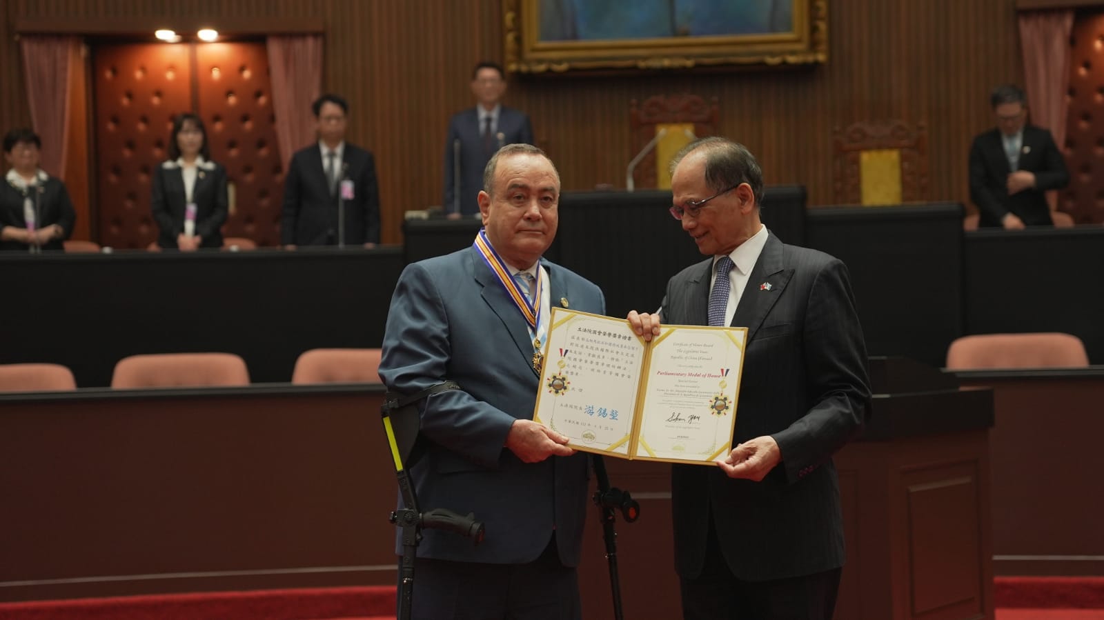 Entregan medalla honorífica a Presidente guatemalteco
