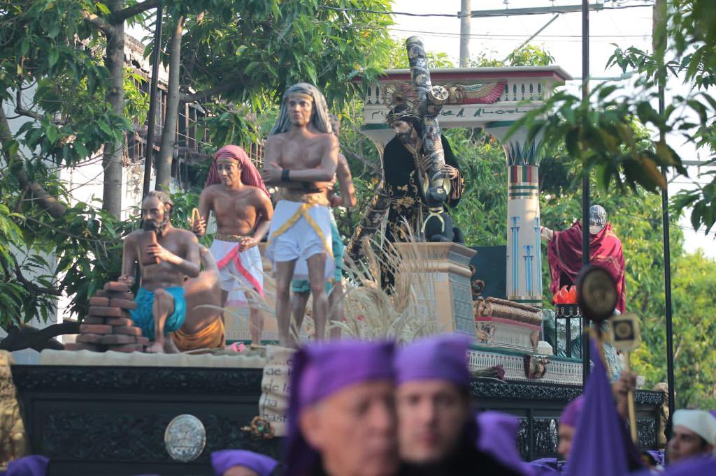 Cortejos procesionales recorren calles y avenidas de Guatemala