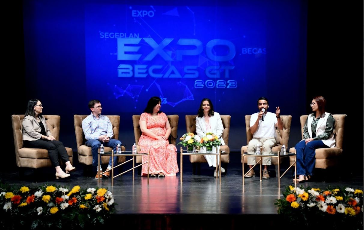 Exbecarios abordan importancia de las becas en el extranjero