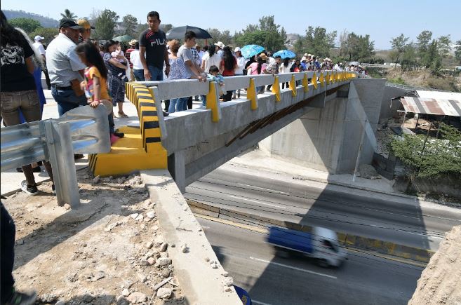 Paso a desnivel ruta CA-9 norte, kilómetro 18 acceso a Palencia. /Foto: Gilber García y Álvaro Interiano.