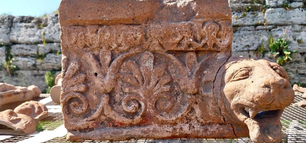 Excepcional hallazgo de cientos de estatuas y altares en templo de Paestum