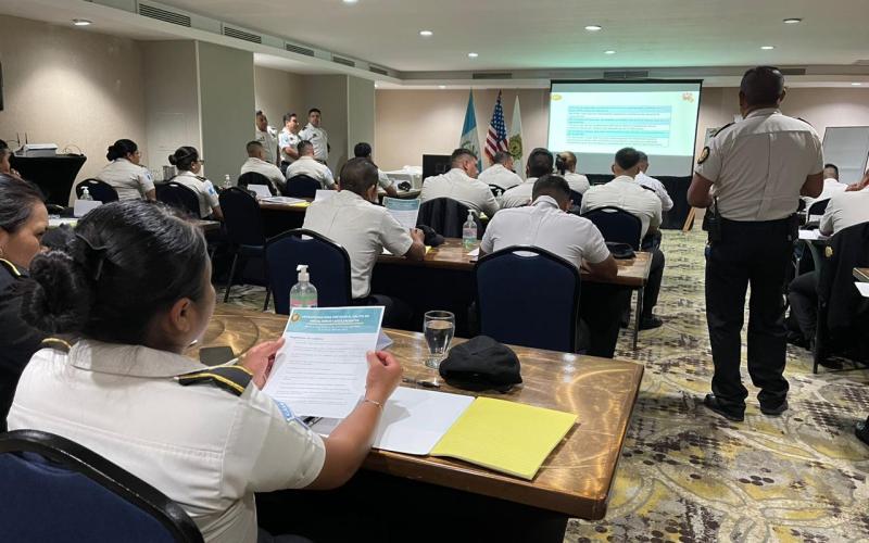 Agentes policiales se capacitan sobre proyectos educativos