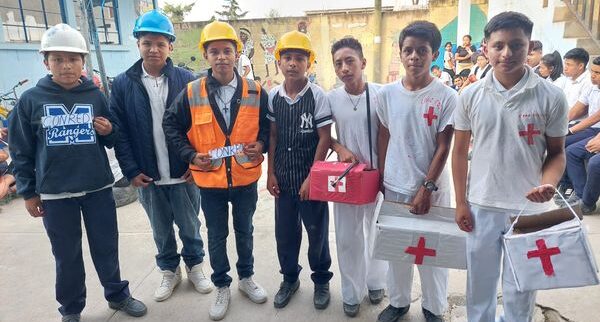Estudiantes se instruyen en primeros auxilios y evacuación en caso de emergencia