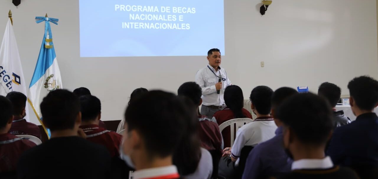Estudiantes de Alta Verapaz se informan sobre la Expo Becas 2023