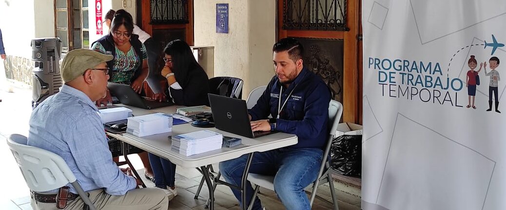 Habitantes de Sololá acuden a feria nacional del empleo