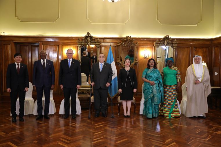 Presidente recibe cartas credenciales de seis nuevos embajadores