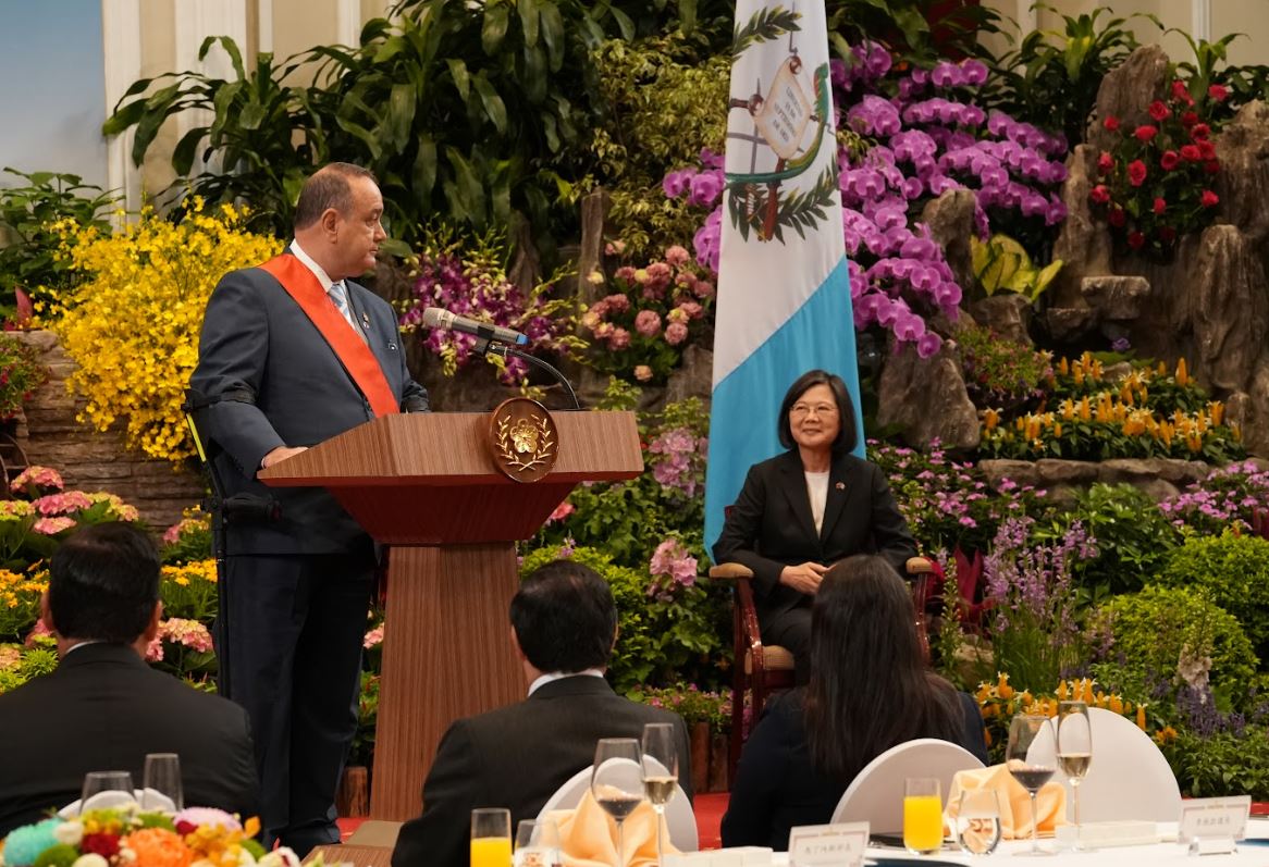 Presidente recibe condecoración Orden de Jade Brillante con Gran Cordón