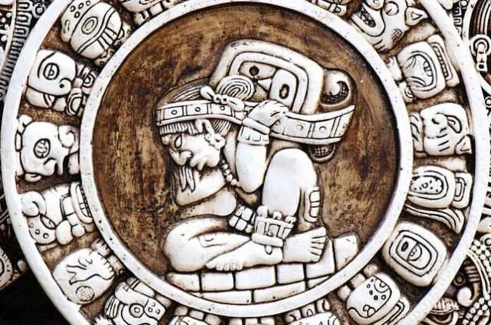 Hallan disco con jeroglíficos mayas en Chichén Itzá