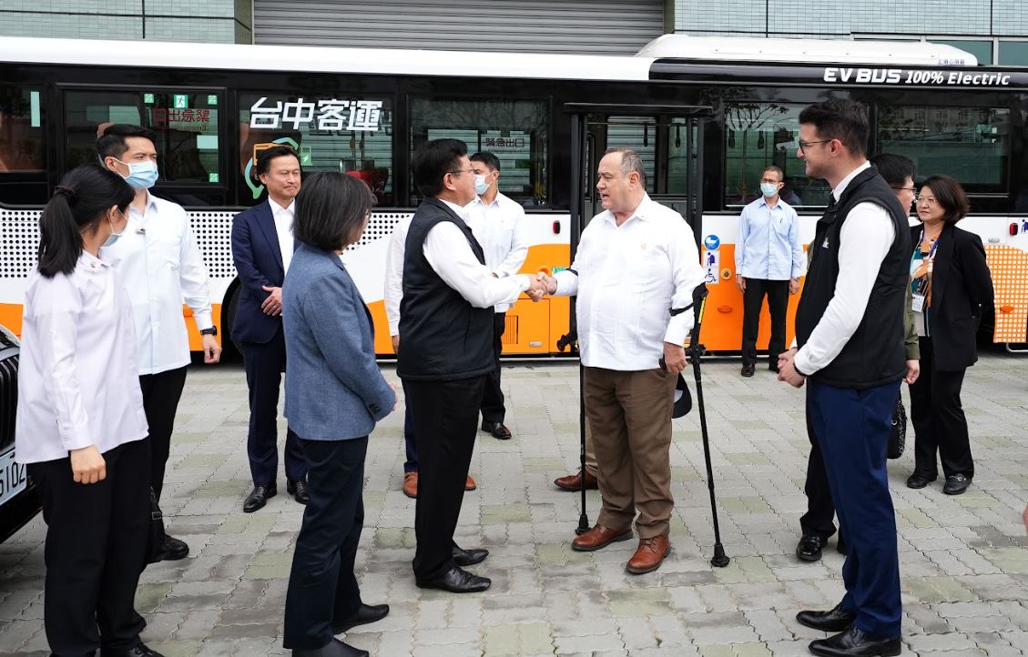 Presidente conoce planta industrial RAC Electric Vehicles Inc.