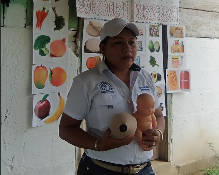 Personal de Salud informa a las madres sobre la importancia de la lactancia materna.