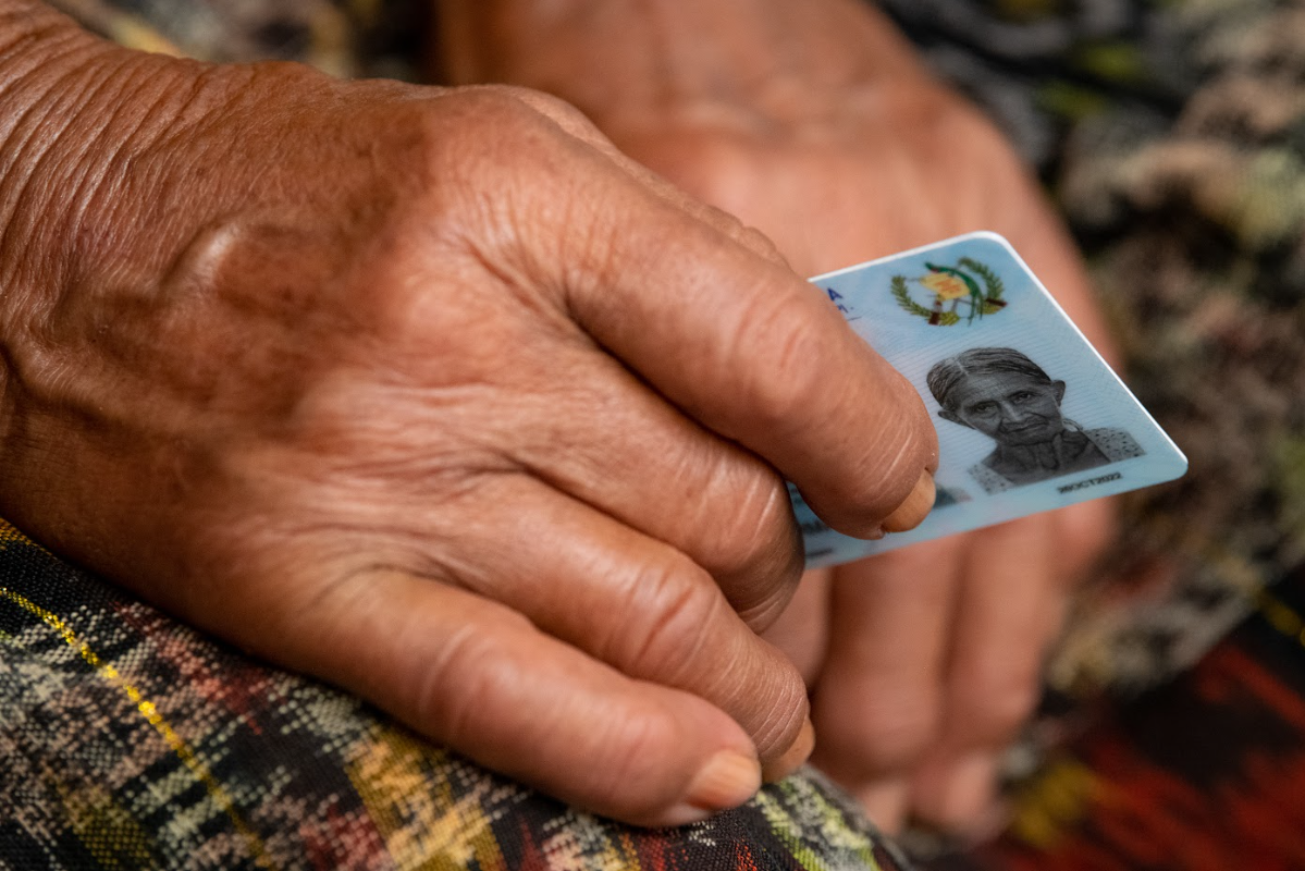 Adultos mayores de Senahú acudieron a su notificación como nuevos beneficiarios del PAM.