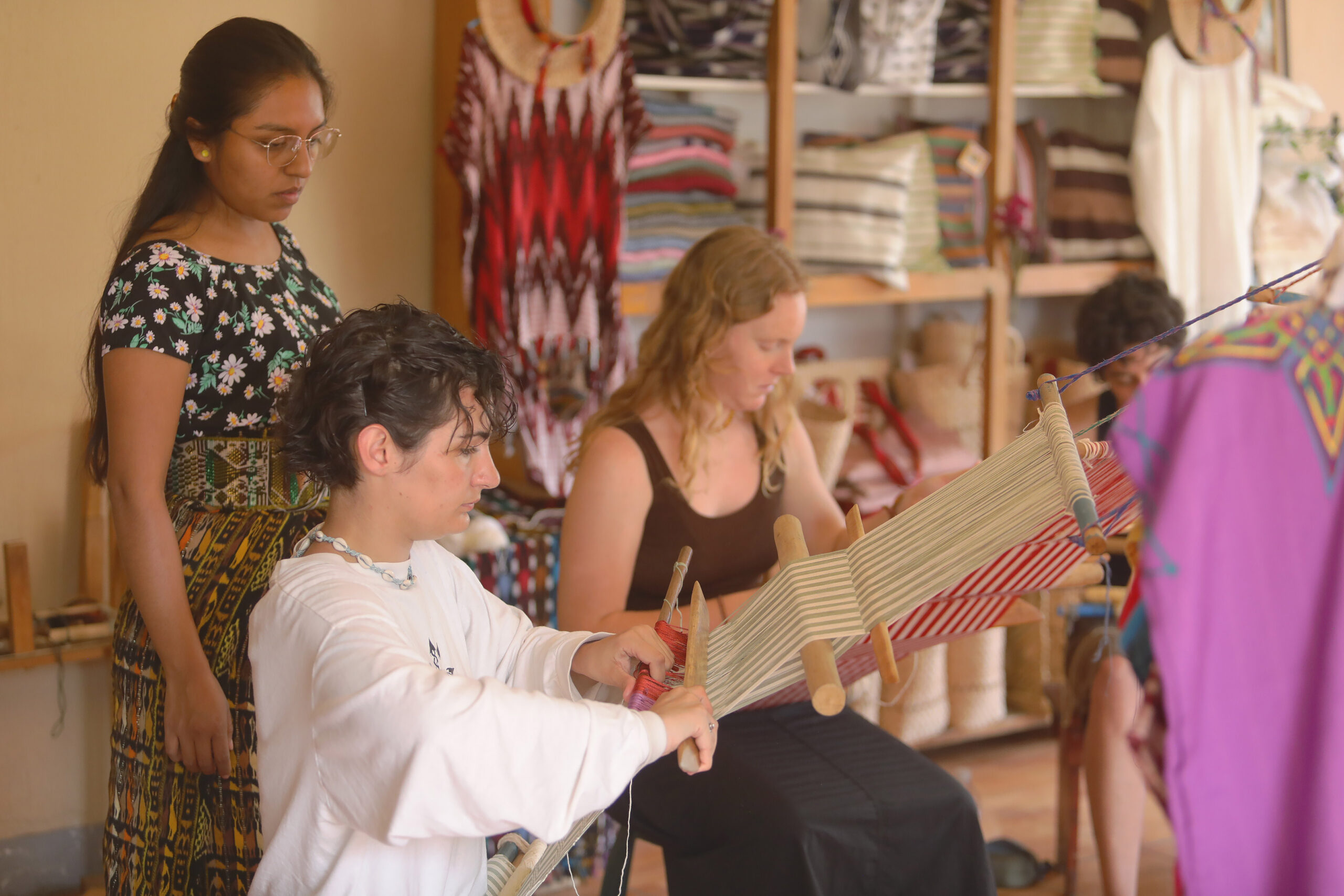 Mujeres tejedoras son pilar en la economía de su familia