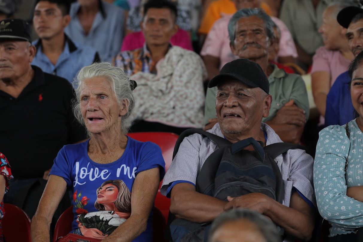 Adultos mayores de Petén agradecen por apoyo económico