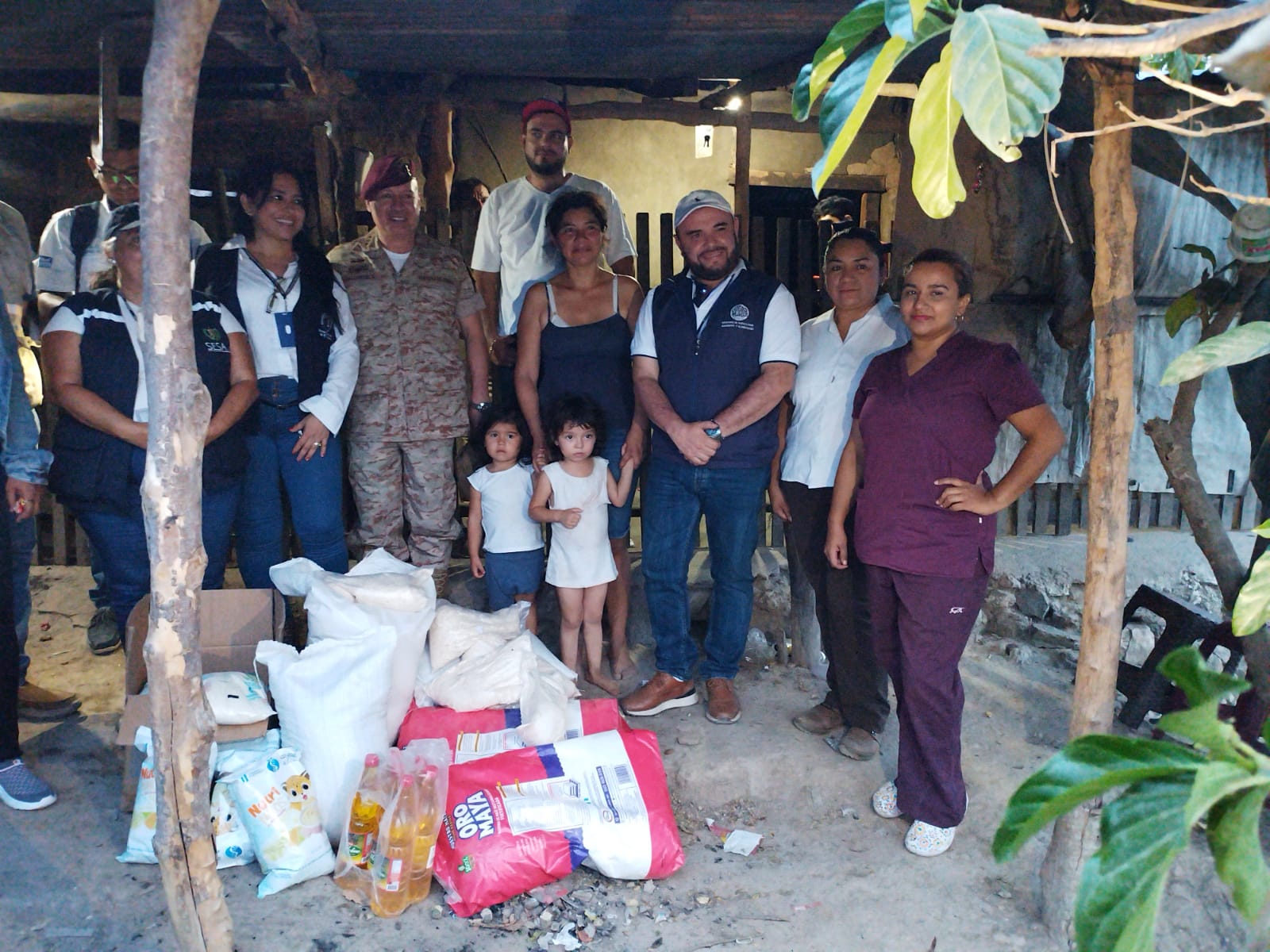 Reservistas militares apoyan en la entrega de paquetes nutricionales