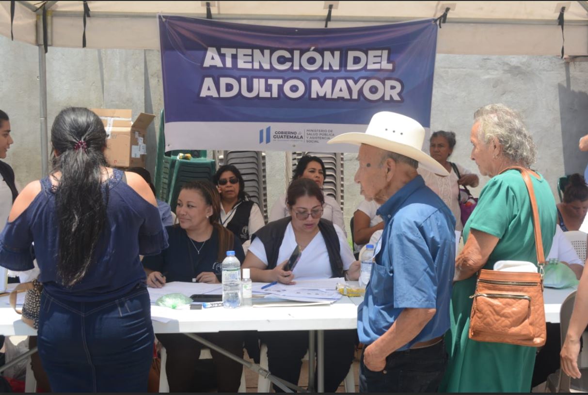 Atención con jornada de salud al adulto mayor.