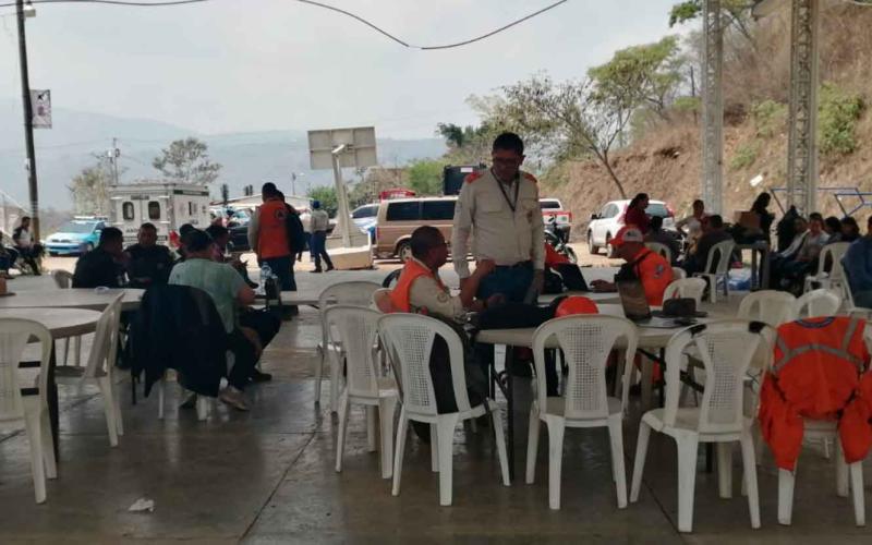 Brindan atención a comunidad afectada por deslizamiento
