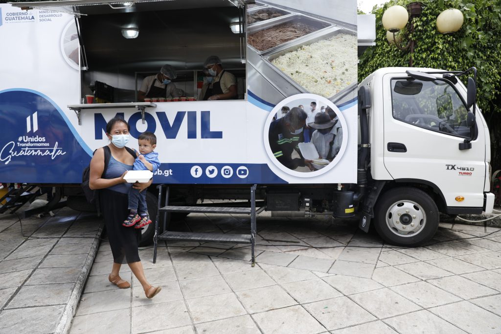 Comedor social móvil apoya a familias de la zona 18 capitalina