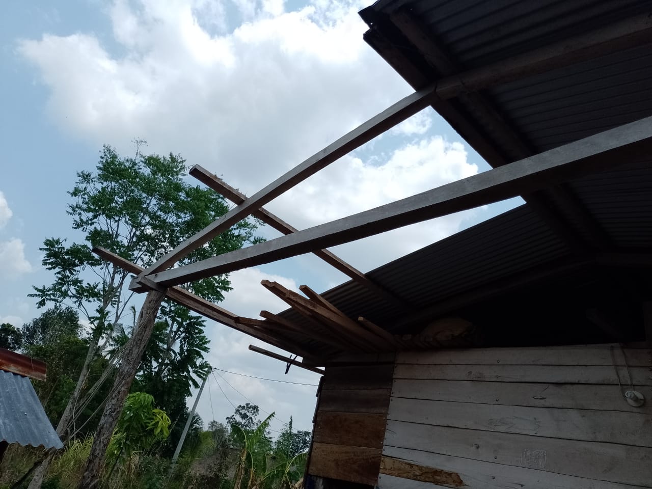 Guatemaltecos afectados por fuertes vientos y lluvias.