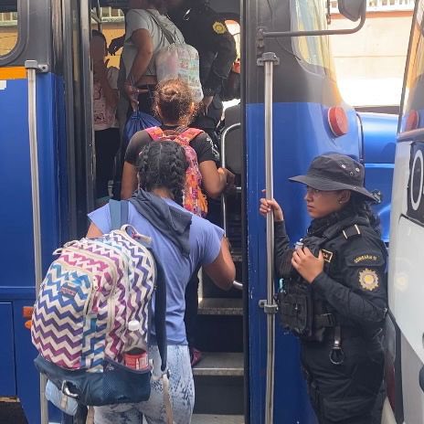 Implementan acciones para regularizar la situación de migrantes irregulares en el país.
