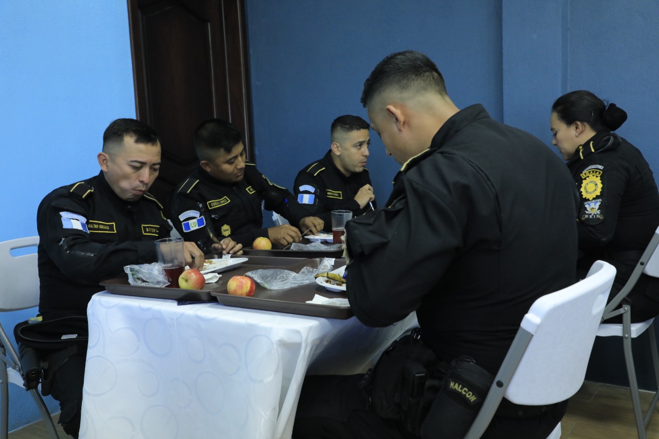 Más de 14 mil policías serán beneficiados con el servicio de comedores.