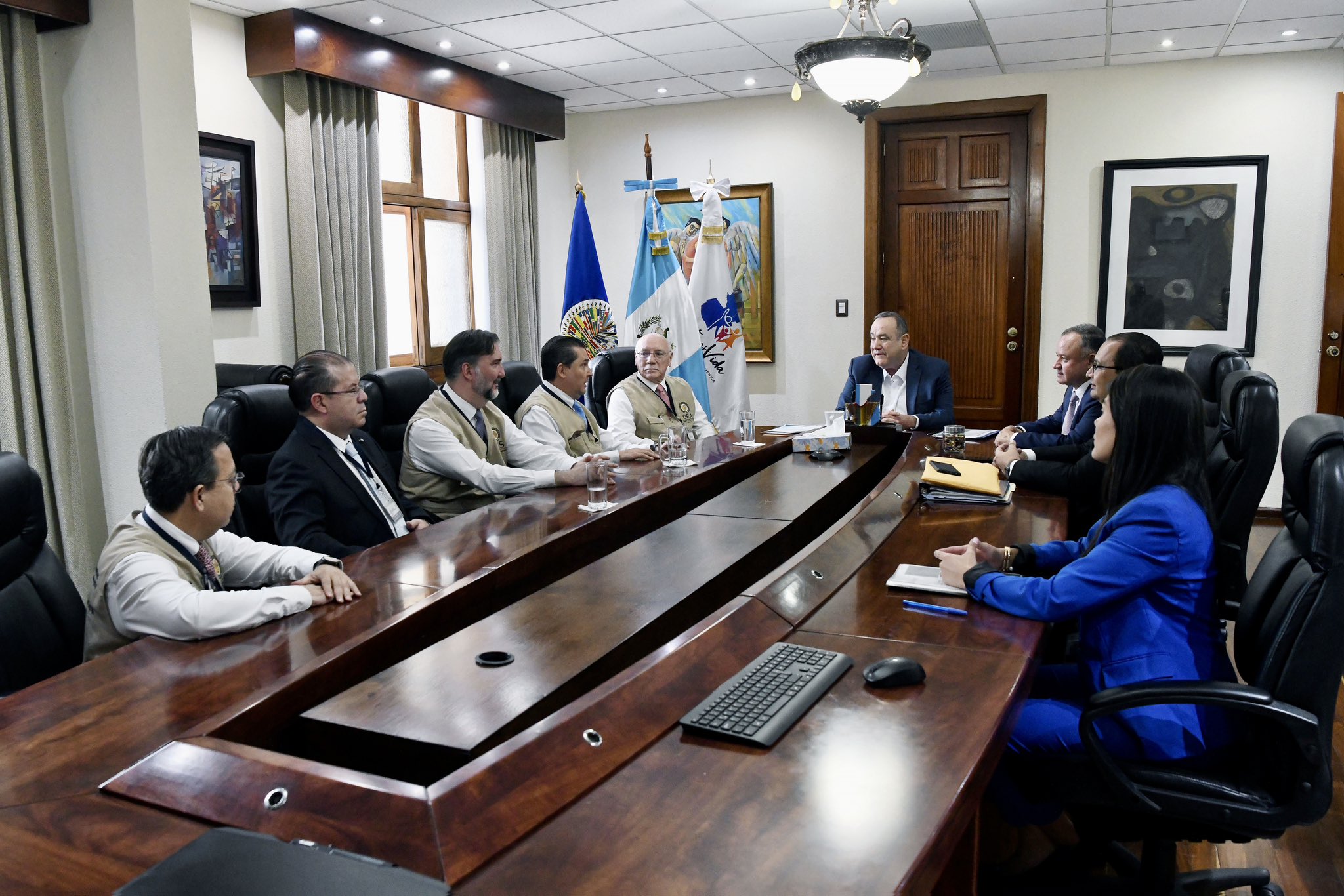 Presidente se reúne con misión de observadores electorales de la OEA