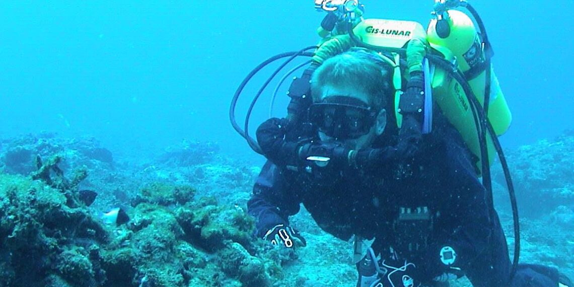 Profesor de EE. UU. bate récord mundial al vivir 74 días en refugio submarino