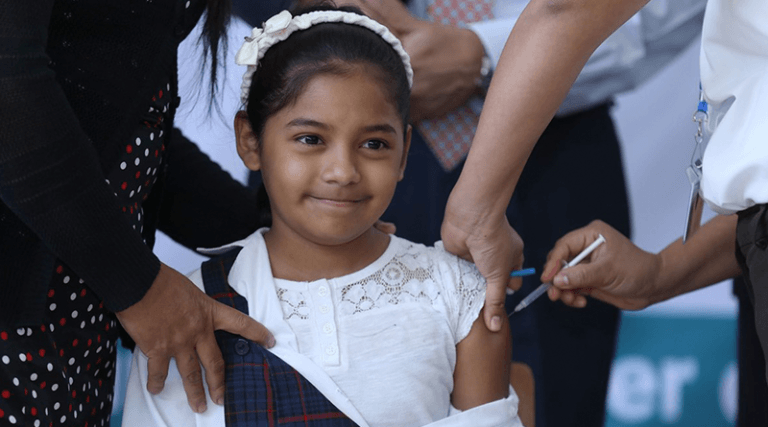 Vacunación de niñas contra el cáncer de matriz.