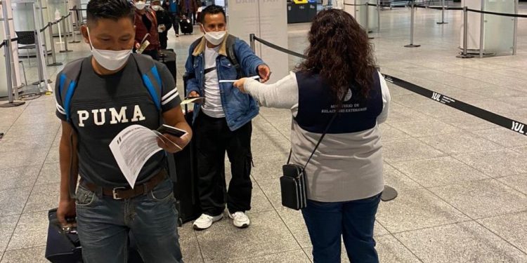 Guatemala pide a Estados Unidos aumentar número de visas de trabajo para guatemaltecos