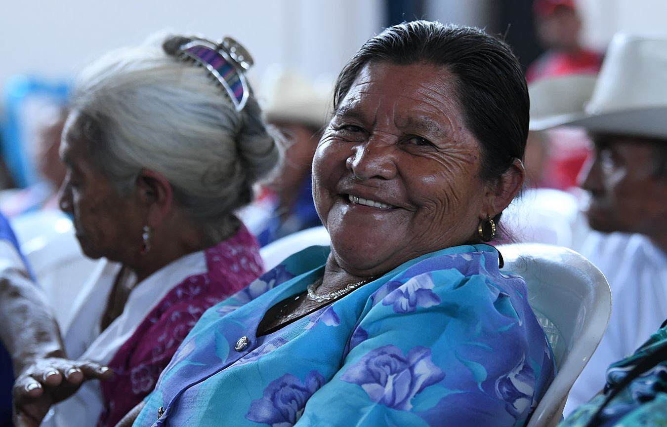 Adultos mayores de Jalapa son beneficiados con programa de aporte económico