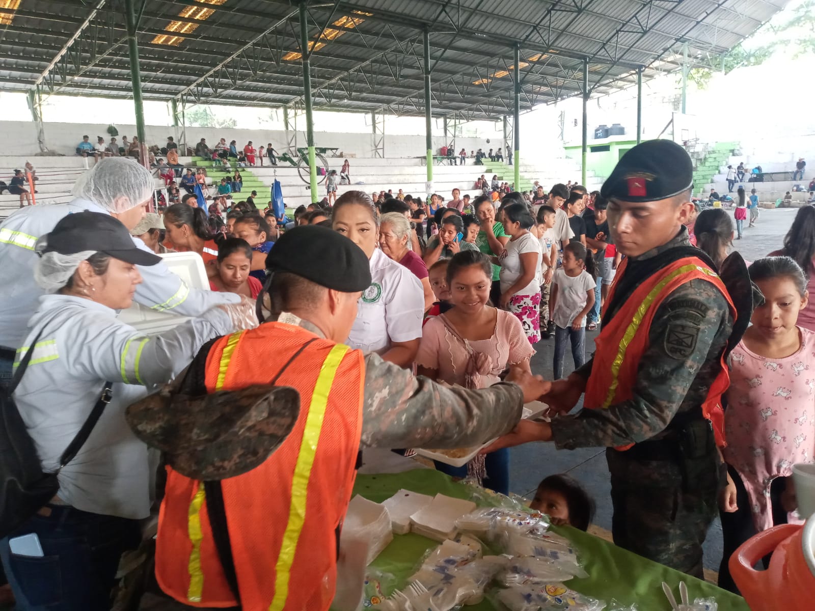 Más de 300 soldados apoyan acciones durante fase eruptiva del volcán de Fuego en Escuintla