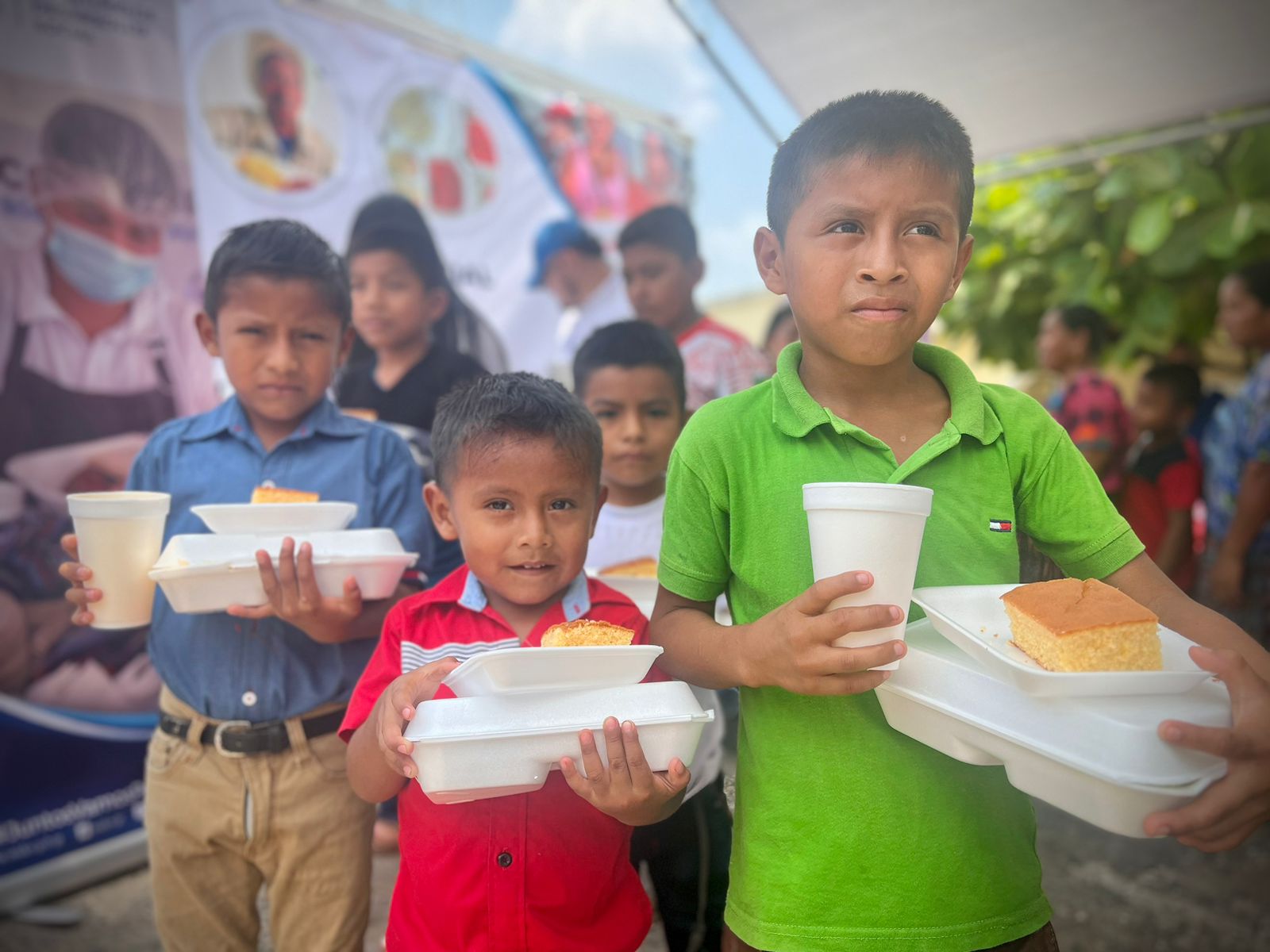 Ciudadanos de Livingston reciben alimentos nutritivos a través de comedor móvil