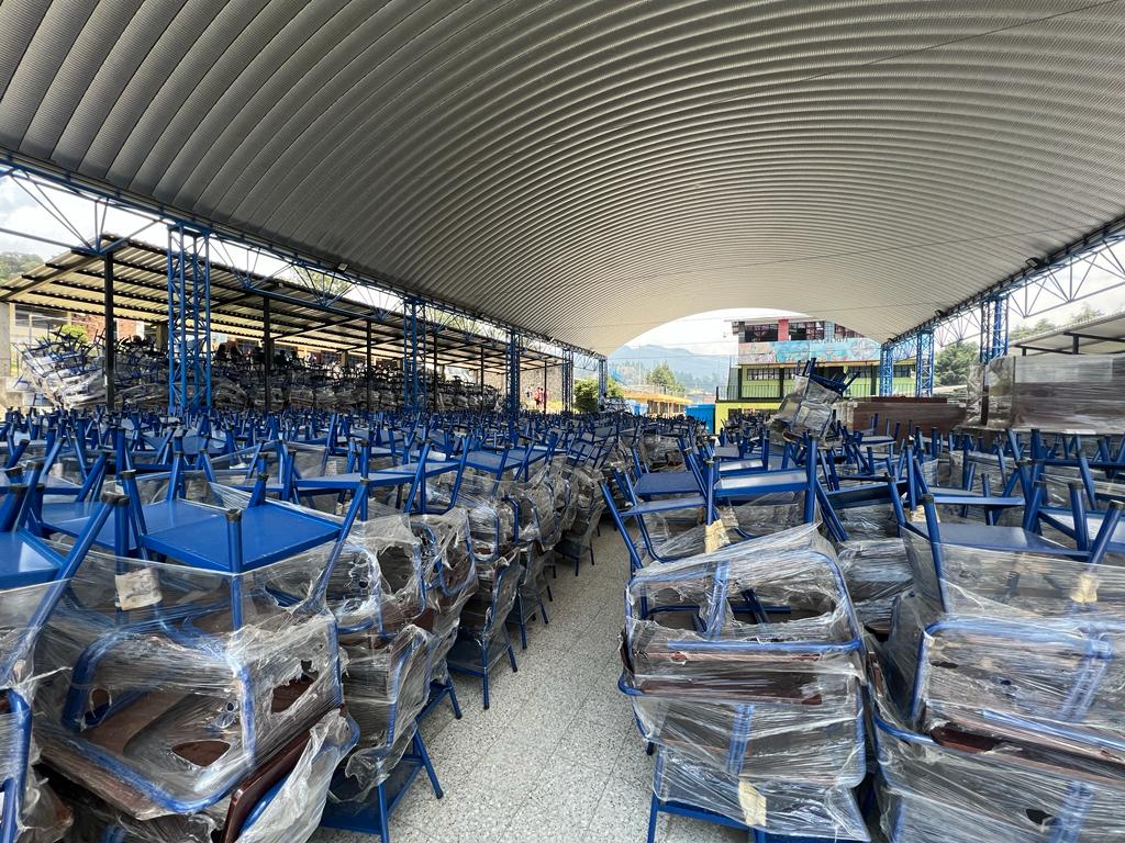 Entregan más de 3 mil escritorios a establecimientos públicos de Totonicapán
