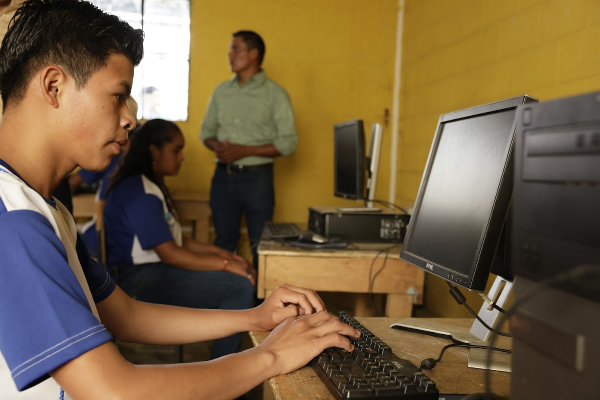Electrificación por medio de paneles solares beneficiará a la escuela de Tzalamilá, Senahú, Alta Verapaz.