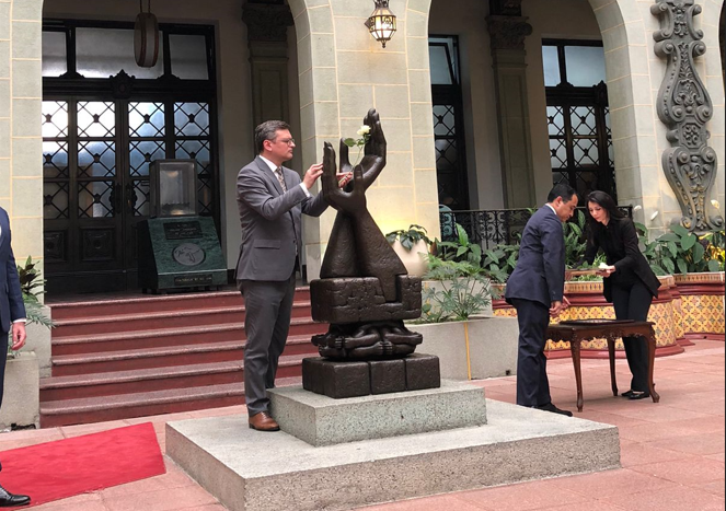 Guatemala concedió el cambio de la rosa de la paz al canciller de Ucrania.