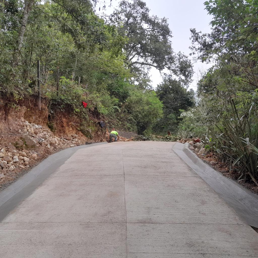 Comunidades de Camotán son beneficiadas con el mejoramiento de caminos rurales